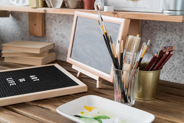 Free photo arrangement with brushes on desk