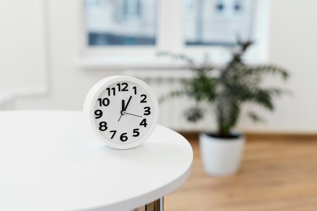 Arrangement with clock on table