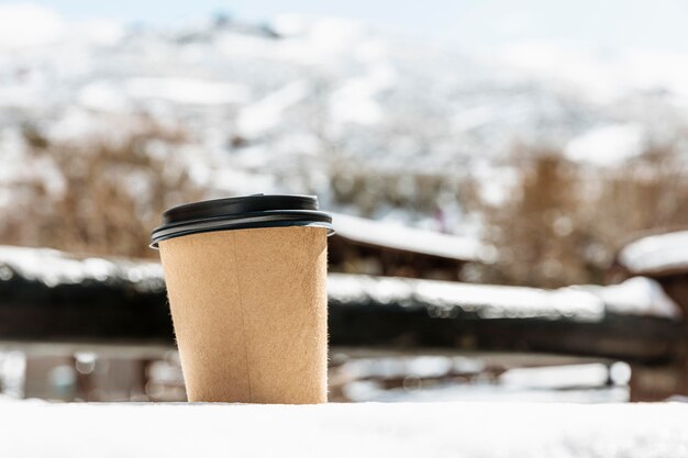 屋外でのコーヒーカップとのアレンジメント