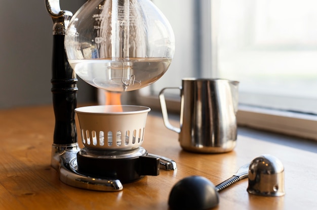 커피 머신과 컵 배치