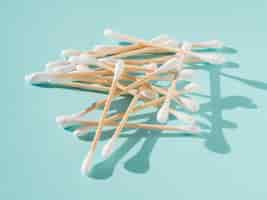 Free photo arrangement with cotton buds on blue background