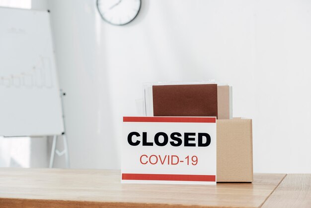 Композиция с табличкой covid19 и коробкой
