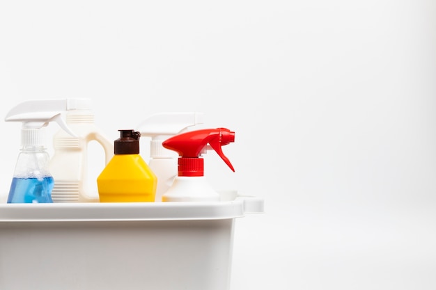 Arrangement with detergent bottles in basin