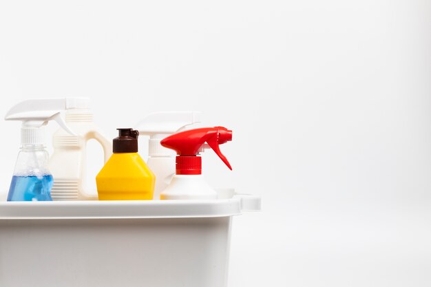 Arrangement with detergent bottles in basin