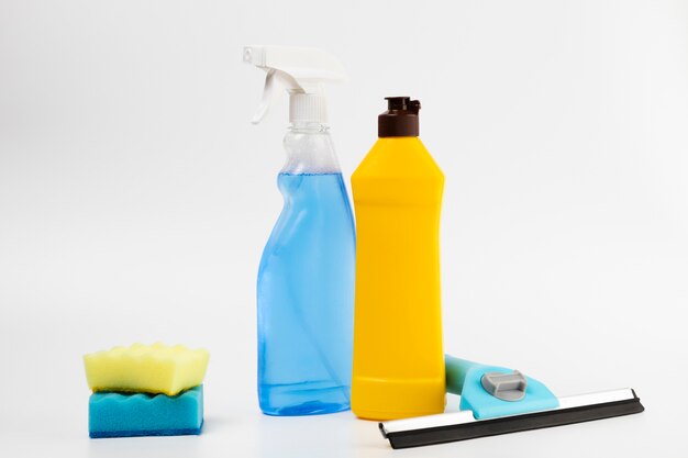 Arrangement with detergent bottles and sponges