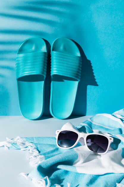 Arrangement with flip flops and sunglasses