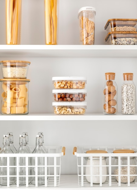 Arrangement with food containers on shelves