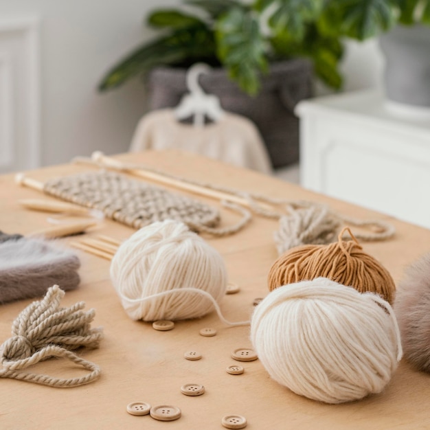 Free photo arrangement with knitting tools