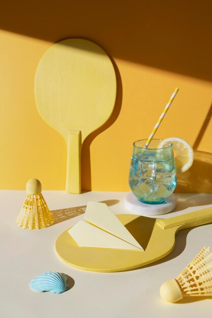 Arrangement with paddles and drink