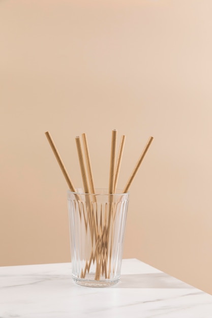 Arrangement with paper straws in glass