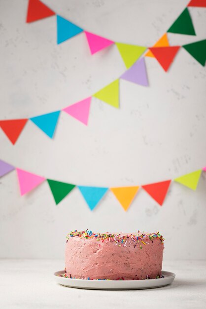 ピンクのケーキと装飾の配置