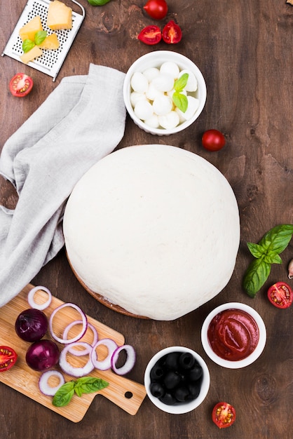 Arrangement with pizza dough