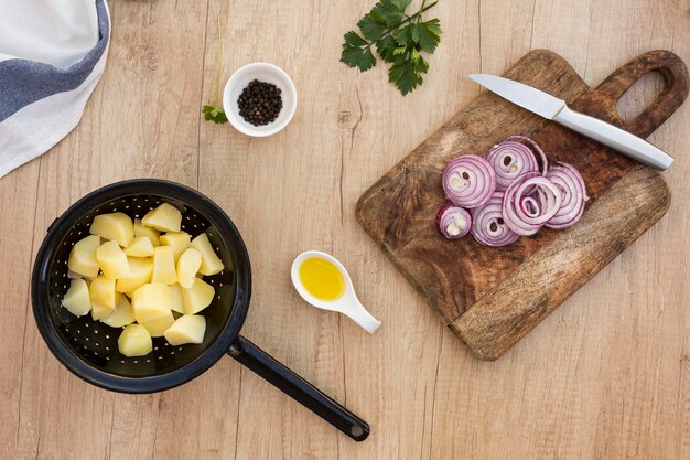 Arrangement with potatoes and onions