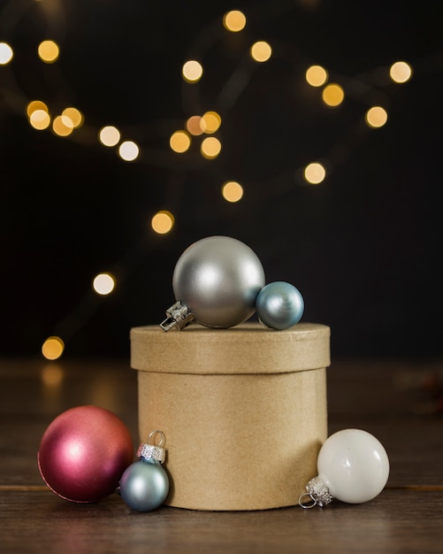 Free photo arrangement with present box and globes