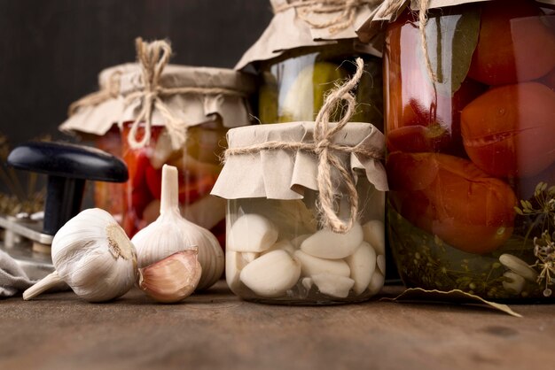 Arrangement with preserved garlic