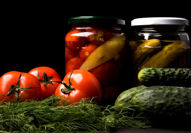 Arrangement with preserved vegetables