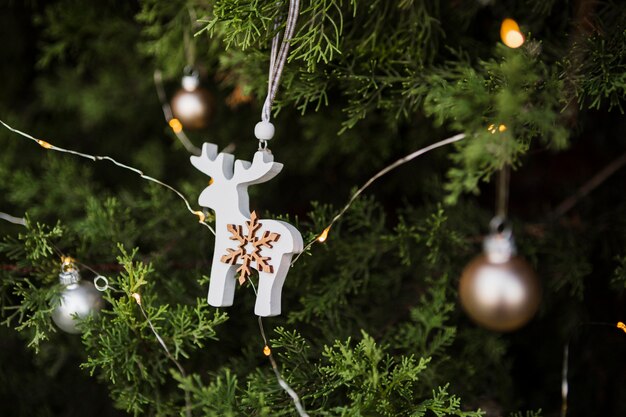 トナカイの形をしたクリスマスツリーの飾り付け