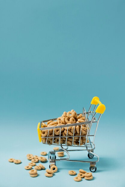 Arrangement with small shopping cart and cereals 