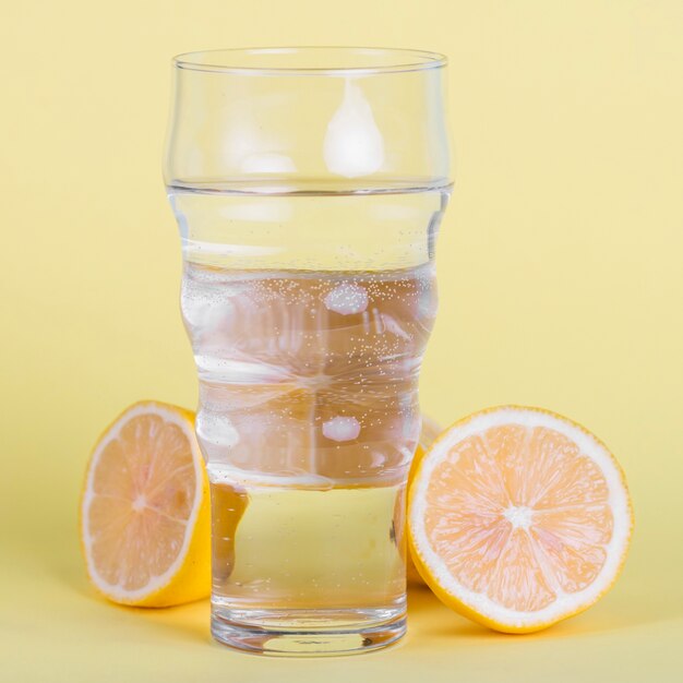 背の高いグラスの水とレモンのアレンジメント