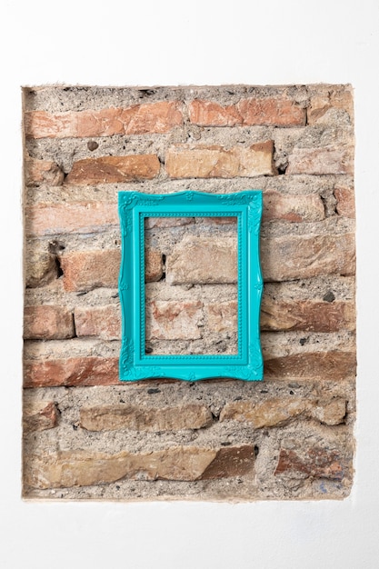 Arrangement with turquoise empty frame