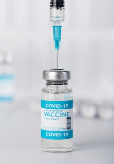 Композиция с бутылкой вакцины в лаборатории Premium Фотографии