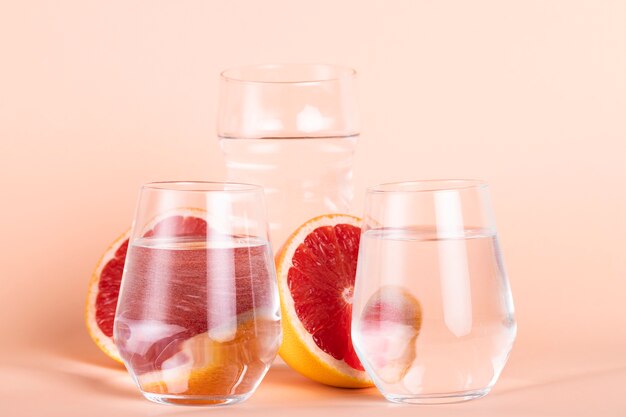 Arrangement with water glasses and red oranges