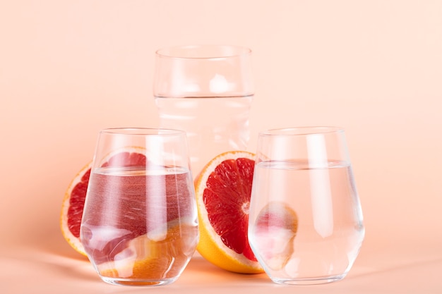 水のグラスと赤オレンジの配置