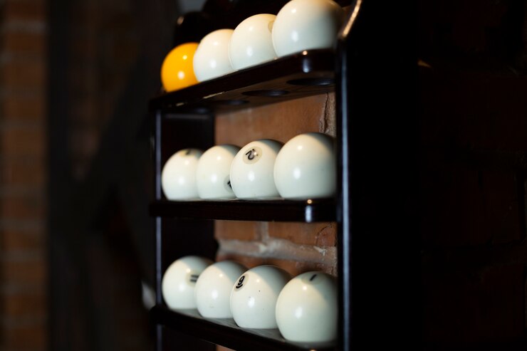 Free Photo arrangement with white balls on black shelf