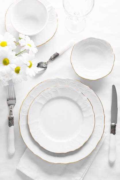 Arrangement with white plates