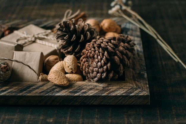 Arrangement with wooden frame and cones