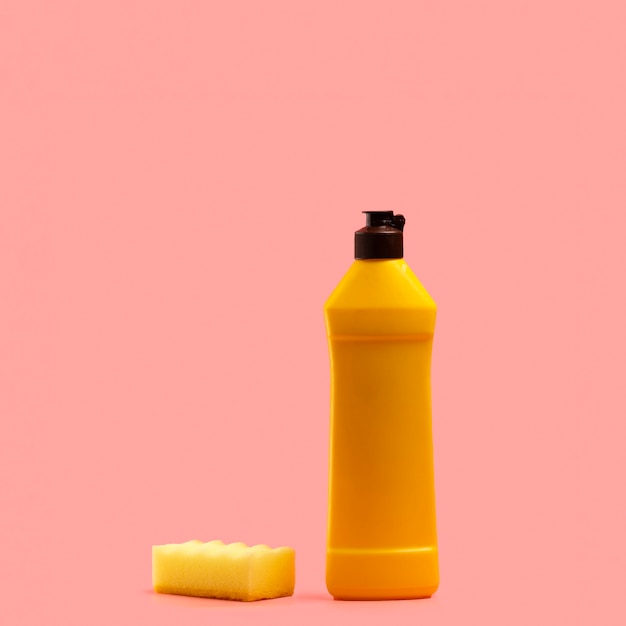黄色の洗剤とスポンジの配置