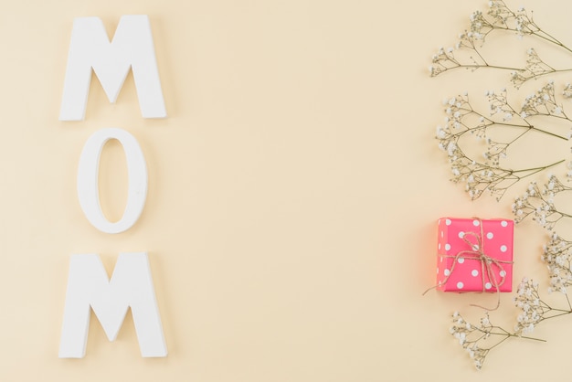 Free photo arrangement of word mom, gypsophilia and present box