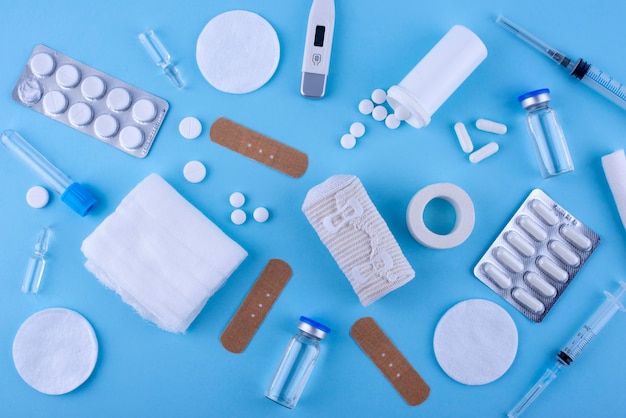 Arriba se ven vendajes y pastillas médicas