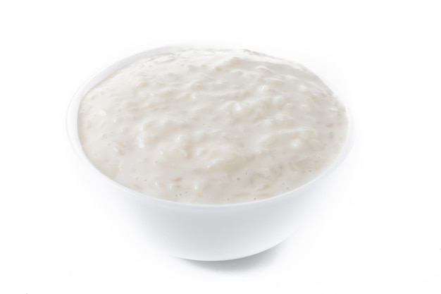 무료 사진 arroz con leche 흰색 배경에 고립 계 피와 쌀 푸딩