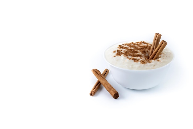 Free photo arroz con leche rice pudding with cinnamon in white bowl isoalted on white background