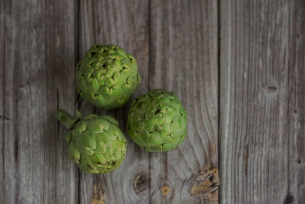 Free photo artichokes over the table