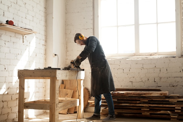 Foto gratuita opportunità di lavoro artigianale in officina di legno