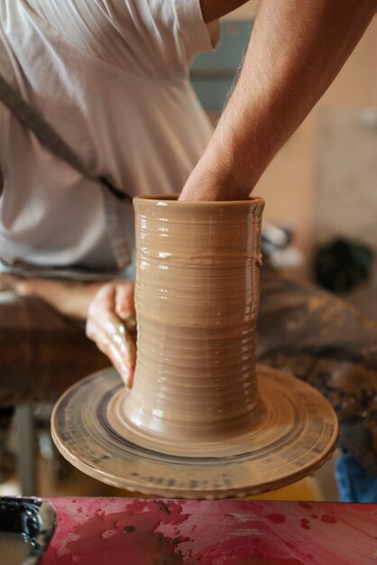 スタジオの正面図で陶芸をしている職人
