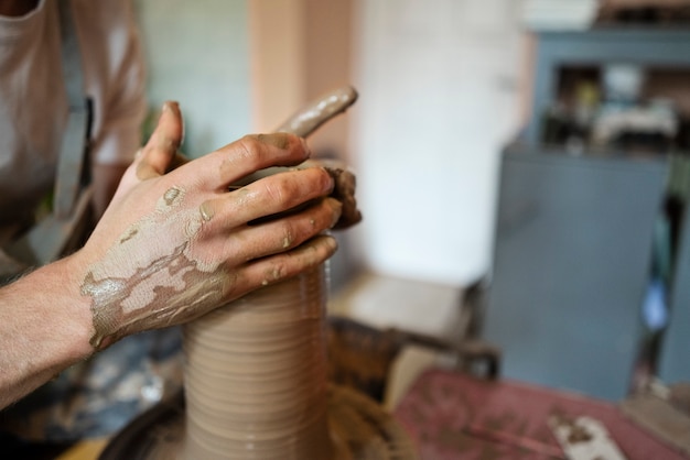 Foto gratuita artigiano che fa ceramica nella vista laterale dello studio