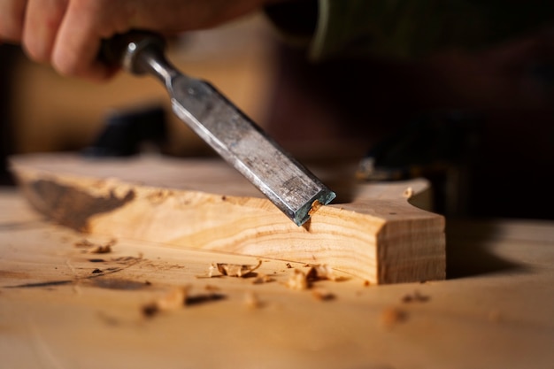 Foto gratuita artigiano che fa la vista laterale del taglio del legno