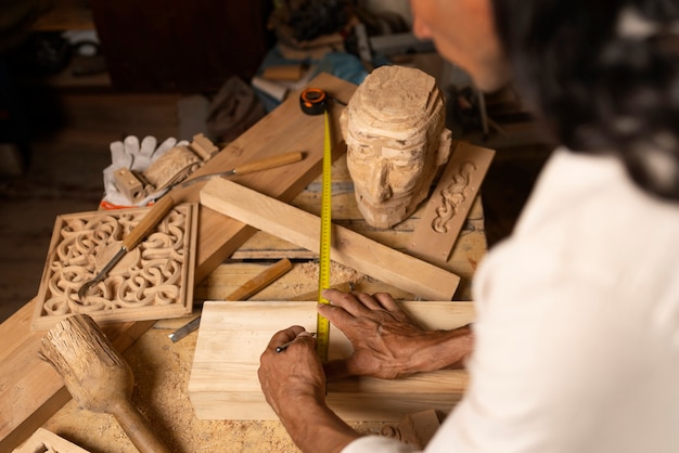 Foto gratuita artigiano che fa il taglio del legno