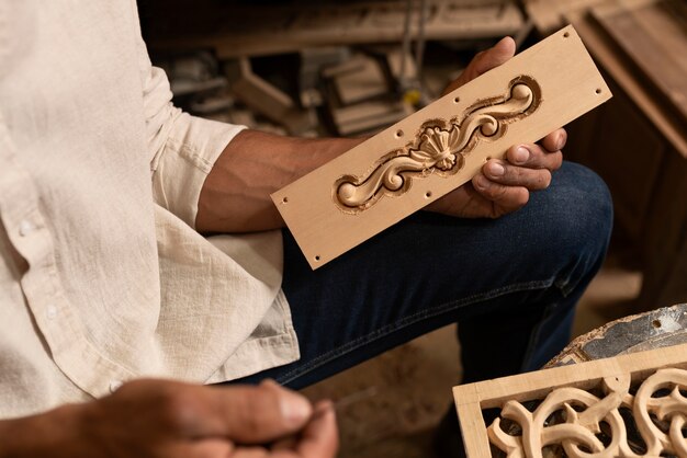 Foto gratuita artigiano che fa il taglio del legno