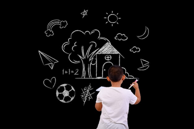 Free photo artist boy drawing on a blackboard