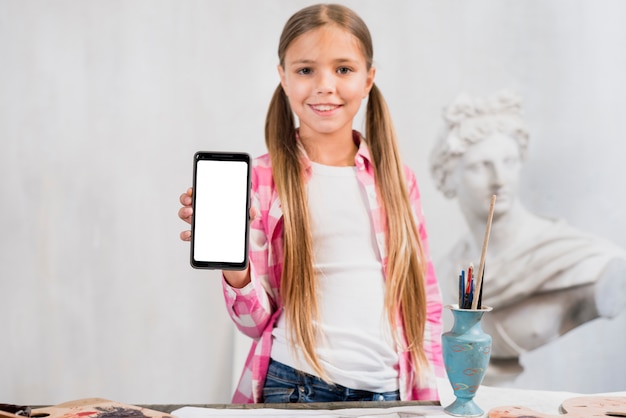 Free photo artist concept with girl showing smartphone