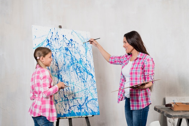 Foto gratuita concetto di artista con madre e figlia