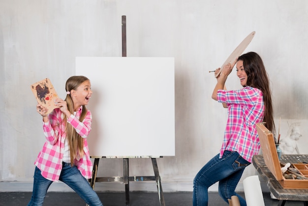 Free photo artist concept with mother and daughter