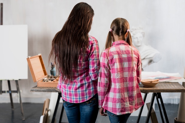 Foto gratuita concetto di artista con madre e figlia