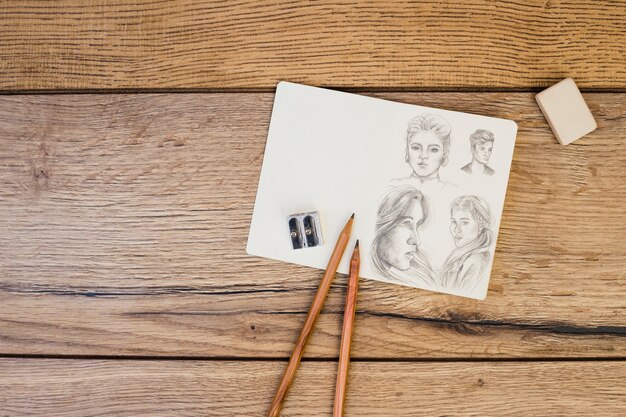 ノート、鉛筆を持つアーティストコンセプト