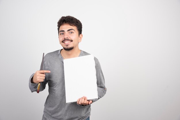 그의 새로운 그림을 시연하고 비평가와 평론을 찾는 예술가.