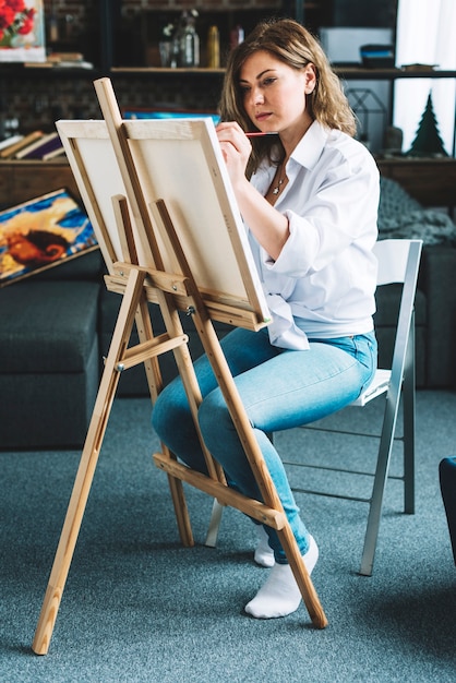 Free photo artist painting in studio